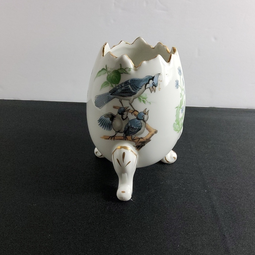 Vintage 3 Footed Egg Vase .